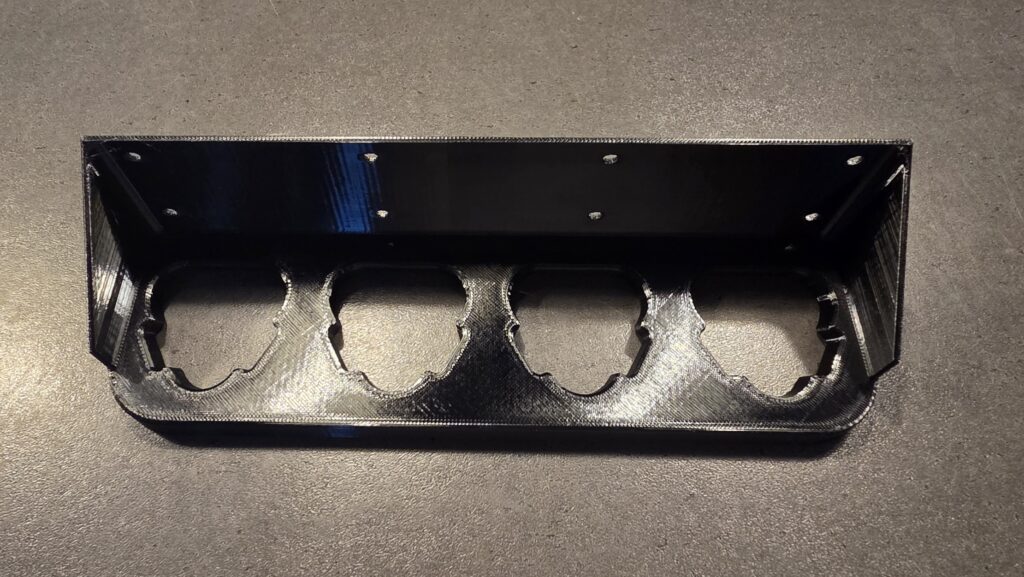 Vægmonteret batteriholder - 4 x små Milwaukee M12 batterier